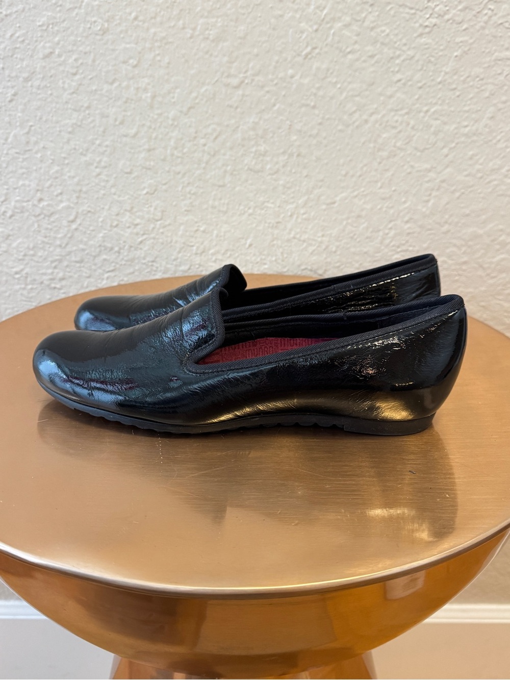 Munro Black Crinkle Patent Leather Slip-On Loafers - Like New Size 8 Narrow